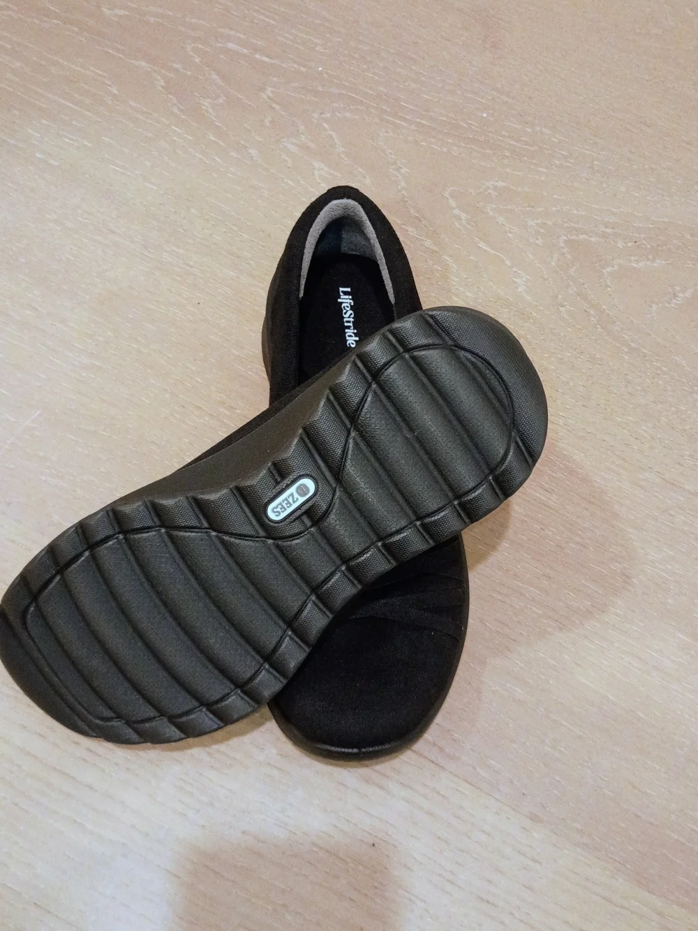 NWT Life Stride B Zees Shoes Woman Crossover Flats Black  8.5 COMFORTABLE
